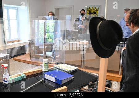 Ravensburg, Allemagne. 20th mai 2022. Le chapeau d'un fruitier défendeur (r) est suspendu au poste d'une partition dans la salle d'audience du tribunal du travail. Les travailleurs géorgiens de la récolte ont intenté une action en justice contre la ferme fruitière pour des retenues salariales. Le cas porte essentiellement sur la question de savoir si les travailleurs de la récolte ont droit au salaire minimum même si l'employeur ne les utilise pas, par exemple, en raison du mauvais temps. Credit: Felix Kästle/dpa/Alay Live News Banque D'Images