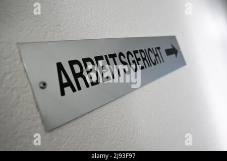 Ravensburg, Allemagne. 20th mai 2022. Un panneau sur le mur indiquant « Tribunal du travail » indique la voie. Les travailleurs géorgiens de la récolte ont intenté une action en justice contre un producteur de fruits pour des salaires retenus. Le cas porte essentiellement sur la question de savoir si les travailleurs de la récolte ont droit au salaire minimum même si l'employeur ne les utilise pas, par exemple, en raison du mauvais temps. Credit: Felix Kästle/dpa/Alay Live News Banque D'Images