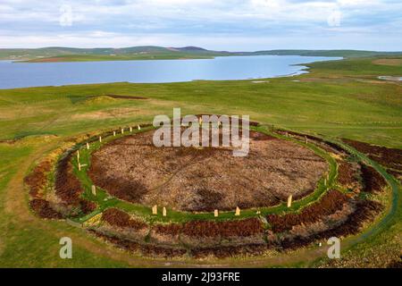 Vue aérienne du cercle de pierre néolithique de l'anneau de Brodgar, îles Orcades, Écosse. Banque D'Images