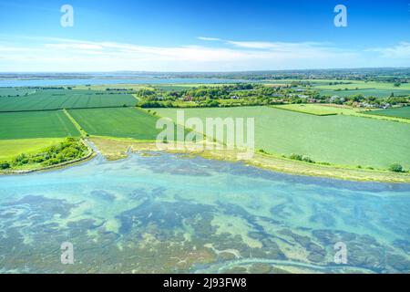 Vue aérienne de l'estuaire de Bosham à travers la campagne de West Sussex vers Hampshire. Banque D'Images