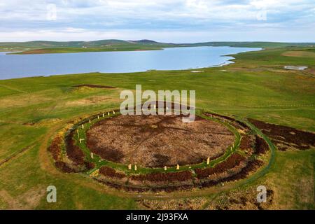 Vue aérienne du cercle de pierre néolithique de l'anneau de Brodgar, îles Orcades, Écosse. Banque D'Images