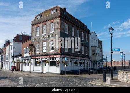 Le Spice Island inn, maison publique historique de Portsmouth, en Angleterre, avec vue sur le port. Banque D'Images