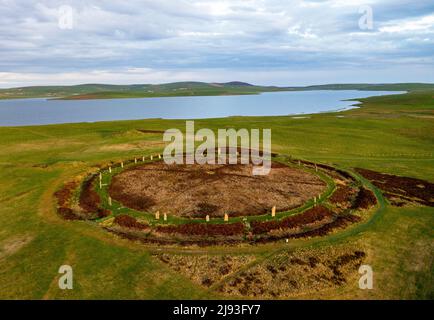 Vue aérienne du cercle de pierre néolithique de l'anneau de Brodgar, îles Orcades, Écosse. Banque D'Images