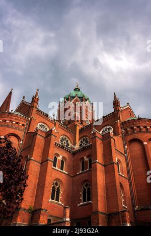 La cathédrale de Đakovo ou basilique de la cathédrale SaintPierre est
