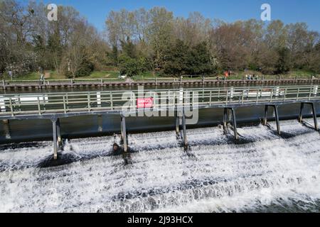 Teddington wier River Thames UK drone vue aérienne Banque D'Images