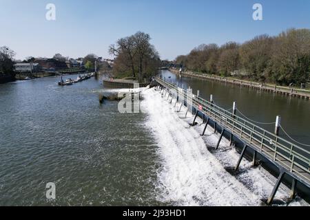 Teddington wier River Thames UK drone vue aérienne Banque D'Images