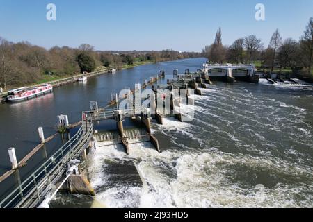 Teddington wier River Thames UK drone vue aérienne Banque D'Images