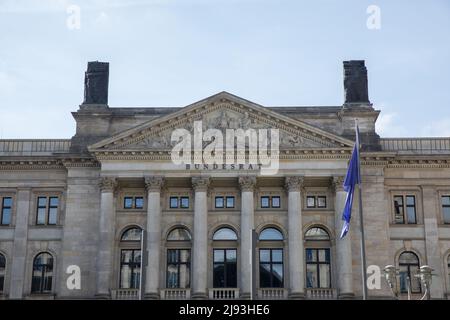 Berlin, Allemagne. 20th mai 2022. À Berlin, des manifestants d'ONG environnementales se sont rassemblés devant le Bundesrat pour protester contre une loi sur l'accélérateur de GNL le 20 mai 2022. Le gouvernement allemand veut limiter sa dépendance au gaz russe, mais plusieurs ONG ont critiqué cela parce que l'Allemagne sera en mesure d'importer du gaz naturel liquéfié de n'importe où ; cela prolongerait encore plus la dépendance aux combustibles fossiles, ont-ils affirmé. (Photo de Michael Kuenne/PRESSCOV/Sipa USA) crédit: SIPA USA/Alay Live News Banque D'Images