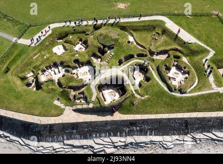Vue aérienne du village néolithique de Skara Brae, baie de Skaill, Orkney West Mainland, îles Orkney. Banque D'Images