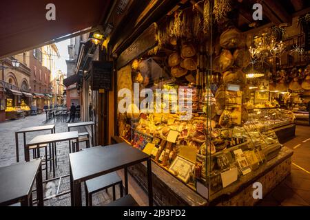 Célèbre rue gastronomique avec magasins d'alimentation à Bologne, Italie Banque D'Images