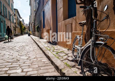 Vélo dans la rue des Thermopyles à Paris, 14th arrondissement, France Banque D'Images