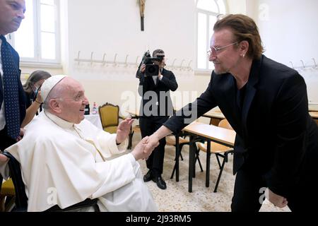 Rome, Italie. 19 mai 2022. Le pape François salue Bono Vox, leader du groupe rock irlandais U2, lors du lancement du mouvement éducatif international Scholas Occurrentes à l'Université pontificale Urbaniana. (Photo de Vatican Media). Credit: Vatican Media/Maria Grazia Picciarella/Alay Live News Banque D'Images