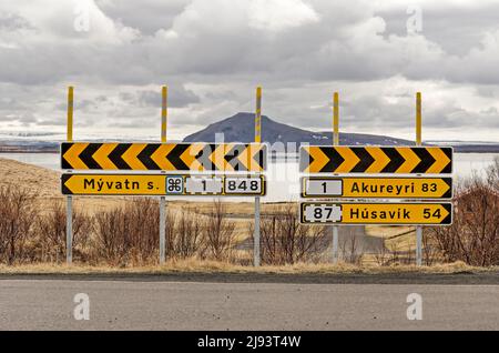 Reykjahlíð, Islande, 27 avril 2022 : panneaux de signalisation le long du périphérique de la route 1, où il se sépare en direction principale vers Akureyri et a d Banque D'Images