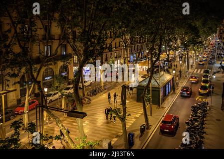 La promenade emblématique de la Rambla / Las Ramblas à Barcelone, la nuit (Barcelone, Catalogne, Espagne) ESP: El paseo emblématique de la Rambla, BCN Banque D'Images