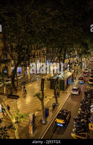 La promenade emblématique de la Rambla / Las Ramblas à Barcelone, la nuit (Barcelone, Catalogne, Espagne) ESP: El paseo emblématique de la Rambla, BCN Banque D'Images