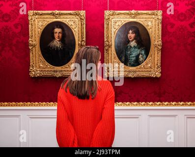 Buckinghamshire, Angleterre.20 Mai 2022 (L) Thomas Gaingsborough, Alexander , 10th Duke of Hamilton ,1786, huile sur toile , (R) Thomas Gainsborough , Lord Archibald Hamilton, 1786, huile sur toile. A partir du mercredi 25 mai, les œuvres de Thomas Gainsborough en 1782, l'une des peintures les plus populaires de la maison et du jardin Rothschild dans le Buckinghamshire, seront vues aux côtés de trois autres Gainsborougs de Waddesdon qui décrivent des garçons en robe dite « vandyke ». Paul Quezada-Neiman/Alamy Live News Banque D'Images