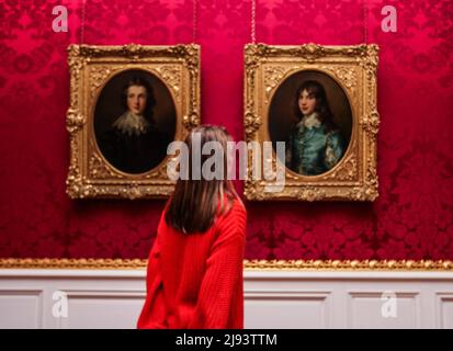 Buckinghamshire, Angleterre.20 Mai 2022 (L) Thomas Gaingsborough, Alexander , 10th Duke of Hamilton ,1786, huile sur toile , (R) Thomas Gainsborough , Lord Archibald Hamilton, 1786, huile sur toile. A partir du mercredi 25 mai, les œuvres de Thomas Gainsborough en 1782, l'une des peintures les plus populaires de la maison et du jardin Rothschild dans le Buckinghamshire, seront vues aux côtés de trois autres Gainsborougs de Waddesdon qui décrivent des garçons en robe dite « vandyke ». Paul Quezada-Neiman/Alamy Live News Banque D'Images