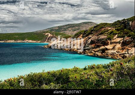 Paisible baie de Little Hellfire dans le parc national du Cap-le-Grand. Banque D'Images