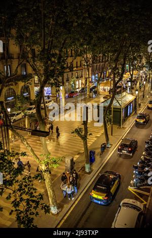 La promenade emblématique de la Rambla / Las Ramblas à Barcelone, la nuit (Barcelone, Catalogne, Espagne) ESP: El paseo emblématique de la Rambla, BCN Banque D'Images