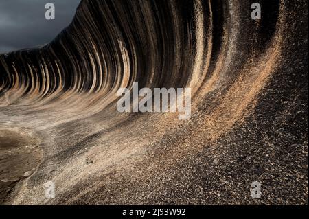 Wave Rock exceptionnel dans l'Outback de l'Australie occidentale. Banque D'Images