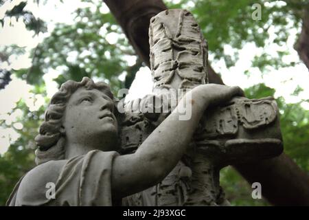 Statue d'un ange tenant une croix chrétienne au musée Taman Prasati (musée du parc commémoratif en pierre) à Jakarta, Indonésie. Banque D'Images