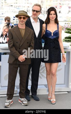 (Gauche-droite) Anne Hathaway, réalisateur James Gray, et Jeremy Strong assistent à un appel photo pour le film Armageddon Time, lors du Festival de Cannes 75th à Cannes, France. Date de la photo: Vendredi 20 mai 2022. Banque D'Images