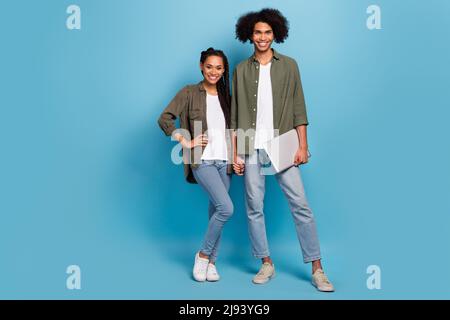 Photo de deux responsables marketing gars dame tient les mains netbook prêt travail d'équipe démarrage isolé couleur bleu fond Banque D'Images