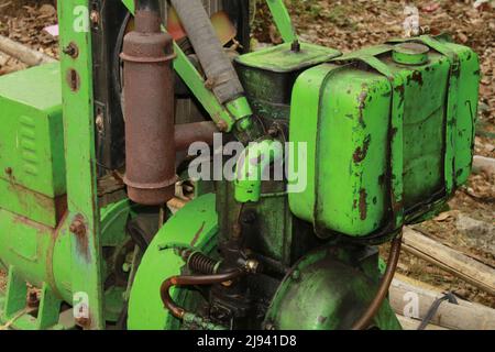 Grand générateur d'alimentation électrique de couleur verte. Générateur électrique. Générateur diesel. Banque D'Images