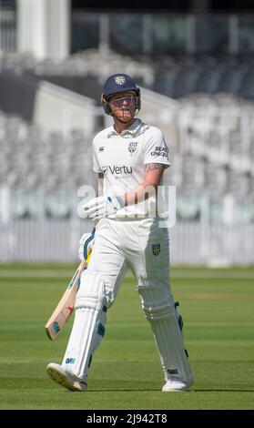 Le capitaine d'Angleterre Ben Stokes marche après avoir été congédié par Luke Holtman aux Lords le 19/05/22 Banque D'Images