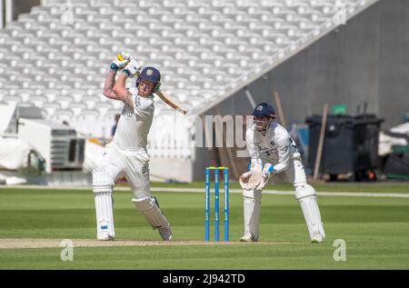 Le capitaine d'Angleterre Ben Stokes envole le bowling de Luke Hollman aux Lords le jour 1 de Middlesex et Durham le 19th mai 2022 Banque D'Images