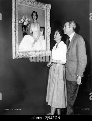 JAMES STEWART et son épouse GLORIA vers 1954 regardant un portrait de Mme Stewart par l'actrice Claudette Colbert publicité pour Paramount Pictures Banque D'Images