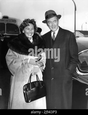JAMES STEWART et son épouse GLORIA à l'aéroport de Londres le 12th janvier 1959 Banque D'Images
