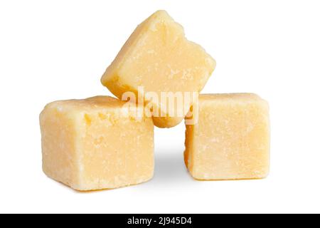 Cubes de fromage padano au parmesan grana isolés sur blanc . Banque D'Images