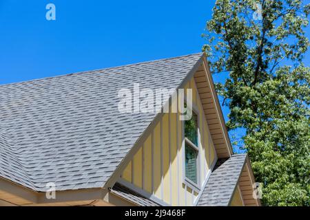 Vue aérienne les bardeaux d'asphalte construction de toitures imperméabilisation pour nouvelle maison dans les bardeaux de toit d'angle couvert Banque D'Images