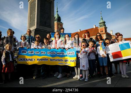 Varsovie, Pologne. 19th mai 2022. Les gens tiennent des pancartes pendant la fête de Vyshyvanka sur la place du Château, dans la vieille ville de Varsovie. La fête de Vyshyvanka est une nouvelle fête ukrainienne célébrée le troisième jeudi de mai chaque année depuis 2006. Le but de la Journée Vyshyvanka est de préserver les vêtements traditionnels ukrainiens brodés appelés vyshyvanka et les traditions populaires ukrainiennes. Vyshyvanka est l'un des symboles ukrainiens. Crédit : SOPA Images Limited/Alamy Live News Banque D'Images