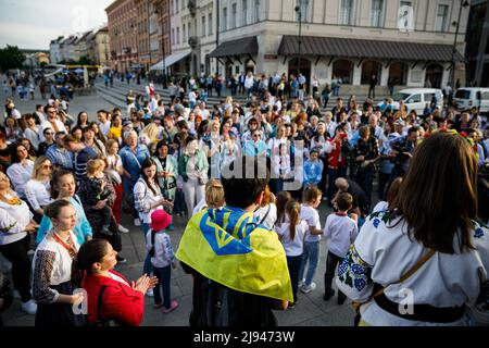 Varsovie, Pologne. 19th mai 2022. Personnes célébrant la Journée Vyshyvanka à la place du Château, dans la vieille ville de Varsovie. La fête de Vyshyvanka est une nouvelle fête ukrainienne célébrée le troisième jeudi de mai chaque année depuis 2006. Le but de la Journée Vyshyvanka est de préserver les vêtements traditionnels ukrainiens brodés appelés vyshyvanka et les traditions populaires ukrainiennes. Vyshyvanka est l'un des symboles ukrainiens. Crédit : SOPA Images Limited/Alamy Live News Banque D'Images