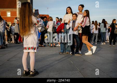 Varsovie, Pologne. 19th mai 2022. Les gens posent pour une photo lors de la fête de Vyshyvanka sur la place du Château, dans la vieille ville de Varsovie. La fête de Vyshyvanka est une nouvelle fête ukrainienne célébrée le troisième jeudi de mai chaque année depuis 2006. Le but de la Journée Vyshyvanka est de préserver les vêtements traditionnels ukrainiens brodés appelés vyshyvanka et les traditions populaires ukrainiennes. Vyshyvanka est l'un des symboles ukrainiens. Crédit : SOPA Images Limited/Alamy Live News Banque D'Images