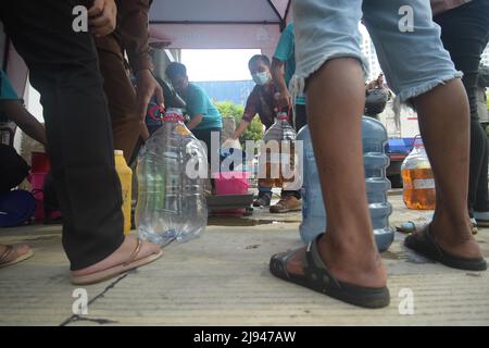 Jakarta, Indonésie. 20th mai 2022. Peropans attend de remplir l'huile de cuisson sur un marché de Jakarta, Indonésie, le 20 mai 2022. L'Indonésie va lever l'interdiction d'exportation de l'huile de palme brute, de l'huile de cuisson, de l'huile de palme raffinée, blanchie et désodorisée (RBD) et de l'oléine de palme RBD à partir de mai 23, car le pays a maîtrisé les prix et l'offre de l'huile de cuisson sur le marché intérieur. Credit: Zulkarnain/Xinhua/Alamy Live News Banque D'Images