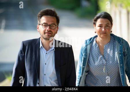 Thomas KUTSCHATY et son épouse Christina sur le chemin du bureau de vote, votant par Thomas KUTSCHATY, haut candidat du SPD et président du groupe parlementaire de l'Etat du SPD, à l'école Eichendorff à Essen, élections d'Etat en Rhénanie-du-Nord-Westphalie NRW, le 15th mai 2022 à Düsseldorf/Allemagne. Â Banque D'Images