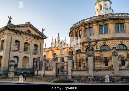 Le théâtre Sheldonian, le bâtiment Clarendon et la bibliothèque Bodleian au lever du soleil. Oxford, Oxfordshire, Angleterre Banque D'Images