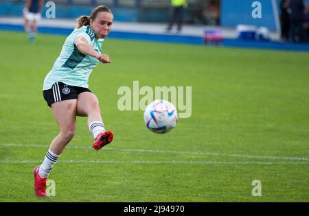 Zenica, Bosnie-Herzégovine, 15th mai 2022. Marie Steiner, d'Allemagne, s'échauffe lors du match final de l'UEFA Women's Championship 2022 final entre l'Espagne U17 et l'allemagne 17 U17 au stade Grbavica à Sarajevo, en Bosnie-Herzégovine. 15 mai 2022. Crédit : Nikola Krstic/Alay Banque D'Images