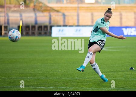 Zenica, Bosnie-Herzégovine, 15th mai 2022. L'ALARA Sehitler d'Allemagne se réchauffe lors du match final de l'UEFA Women's Championship 2022 final entre l'Espagne U17 et l'allemagne 17 U17 au stade Grbavica à Sarajevo, en Bosnie-Herzégovine. 15 mai 2022. Crédit : Nikola Krstic/Alay Banque D'Images