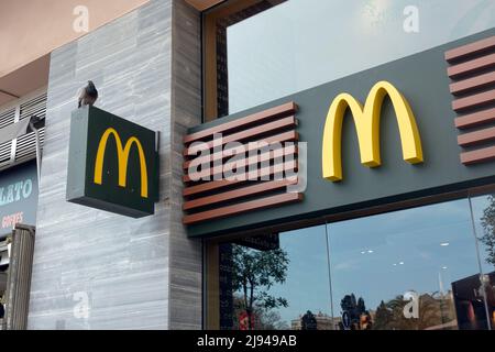 Barcelone, Espagne - 9 mai 2022. Panneau du restaurant McDonald's. McDonald's est une entreprise américaine de restauration rapide. Banque D'Images