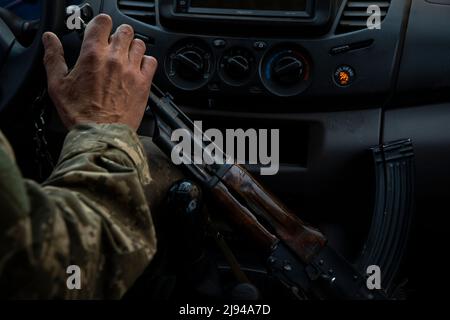 Barvinkove, Kharkiv Oblast, Ukraine. 20th mai 2022. Un soldat ukrainien de la Brigade mécanisée de 93rd garde la main sur un fusil en conduisant à Barvinkove, en Ukraine, le 20 mai 2022. Les forces russes ont progressé d'Izyum, une ville locale voisine, vers Barvinkove alors qu'elles tentent de capturer la région du Donbass. (Image de crédit : © Daniel Carde/ZUMA Press Wire) Banque D'Images