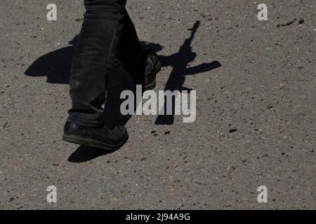 Barvinkove, Kharkiv Oblast, Ukraine. 20th mai 2022. Le maire de Barvinkove, Alexander Balo, porte une AK-74 en marchant dans une rue à Barvinkove, en Ukraine, le 20 mai 2022. « La Russie célèbre la victoire pendant la Seconde Guerre mondiale, mais elle fait plus de crimes de guerre que l'Union soviétique et l'Allemagne nazie. (Image de crédit : © Daniel Carde/ZUMA Press Wire) Banque D'Images