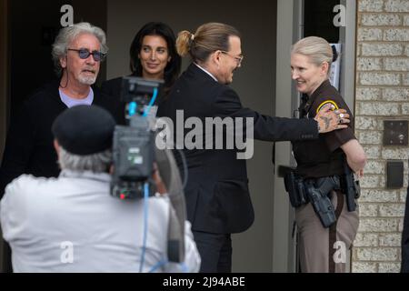 Fairfax, États-Unis d'Amérique. 18th mai 2022. L'acteur Johnny Depp part de son procès anti-diffamation au palais de justice du comté de Fairfax, à Fairfax, en Virginie, le 17 mai 2022. Credit: Chris Kleponis/CNP/Sipa USA (RESTRICTION: PAS de journaux ou journaux New York ou New Jersey dans un rayon de 75 miles de New York) Credit: SIPA USA/Alay Live News Banque D'Images