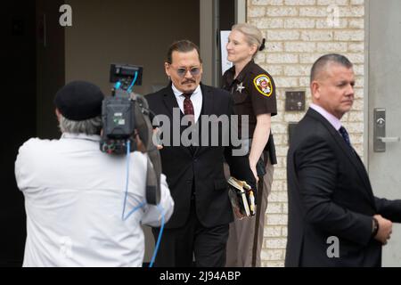 Fairfax, États-Unis d'Amérique. 18th mai 2022. L'acteur Johnny Depp part de son procès anti-diffamation au palais de justice du comté de Fairfax, à Fairfax, en Virginie, le 17 mai 2022. Credit: Chris Kleponis/CNP/Sipa USA (RESTRICTION: PAS de journaux ou journaux New York ou New Jersey dans un rayon de 75 miles de New York) Credit: SIPA USA/Alay Live News Banque D'Images