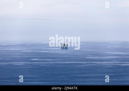 Les eaux bleues du golfe de Gascogne, couvertes de légères ondulations, se mélangent avec un ciel de couleur pâle presque identique et une plate-forme à gaz au milieu. Cap Matxitxako Banque D'Images