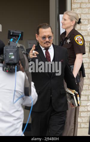 Fairfax, États-Unis d'Amérique. 18th mai 2022. L'acteur Johnny Depp part de son procès anti-diffamation au palais de justice du comté de Fairfax, à Fairfax, en Virginie, le 17 mai 2022. Credit: Chris Kleponis/CNP/Sipa USA (RESTRICTION: PAS de journaux ou journaux New York ou New Jersey dans un rayon de 75 miles de New York) Credit: SIPA USA/Alay Live News Banque D'Images