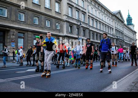 Varsovie, Pologne. 19th mai 2022. Une foule de personnes sur des patins à roulettes lors de l'événement « Nightskating Warsaw » au centre de la ville. Patinage de nuit Varsovie est une série populaire de promenades en patinage de nuit à roulettes le long de la ville. C'est une rencontre de personnes qui adorent le patinage à roulettes non seulement comme sport, mais aussi pour s'amuser, quel que soit l'âge. La piste est d'environ 25 km. Selon les organisateurs, il y avait environ 1500 participants. Crédit : SOPA Images Limited/Alamy Live News Banque D'Images